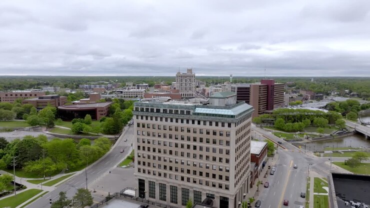 Drone aereo si alza e rivela la città di Flint, Michigan