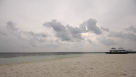 Timelapse-of-the-sun-setting-in-the-Maldives-over-some-water-huts