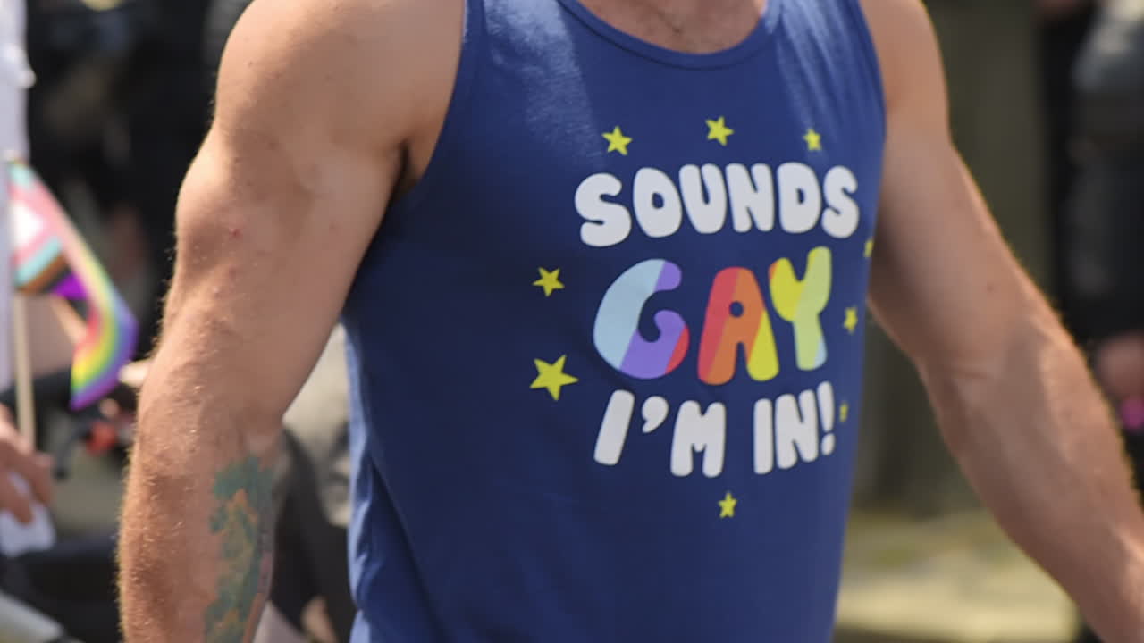 Mulher com camiseta LGBT na parada do orgulho gay no centro de Chisinau, Moldávia