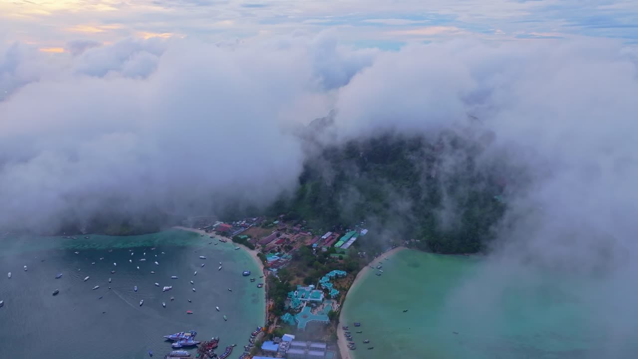 Isola di Koh Phi Phi sotto una copertura nuvolosa, Thailandia