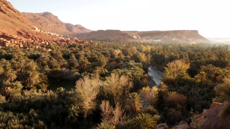 Todra-Schlucht-Dattelhain-Mit-Fluss,-Der-Durch-Das-Tal-Und-Den-Tafelberg-Fließt