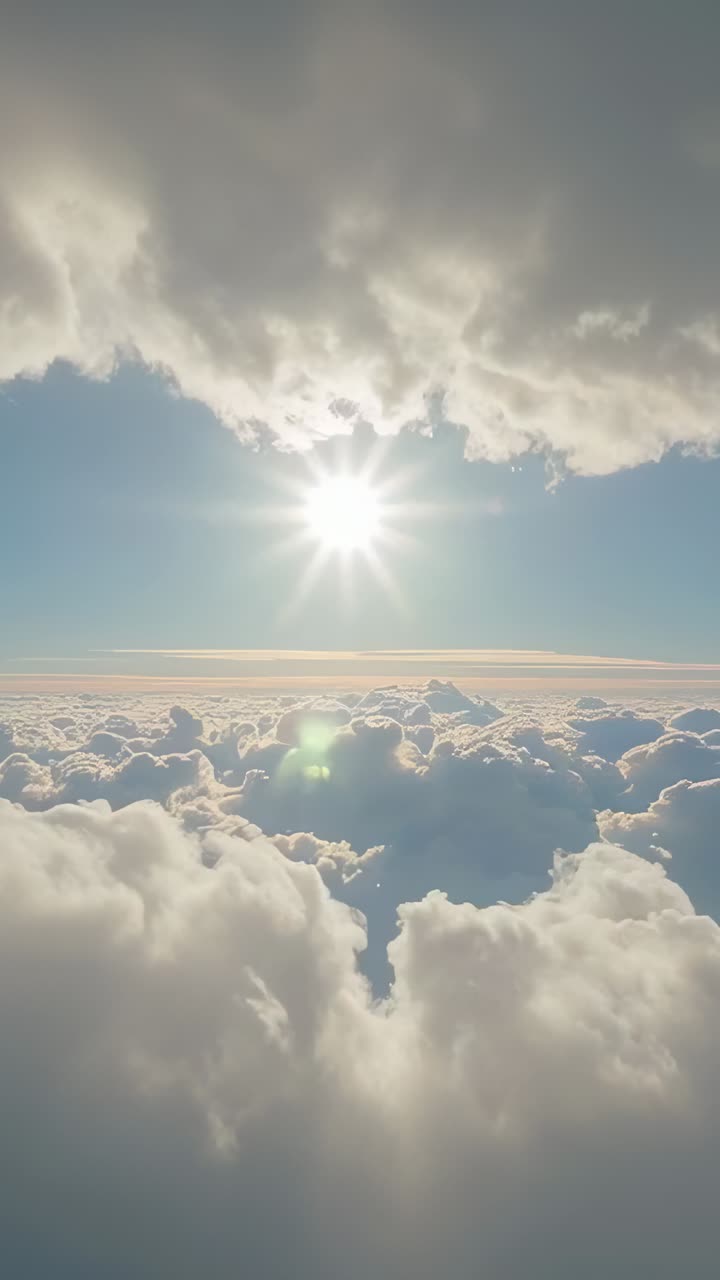 Video verticale: drone che scivola verso le cime delle nuvole, rivelando un sole splendente e una calda fascia all'orizzonte