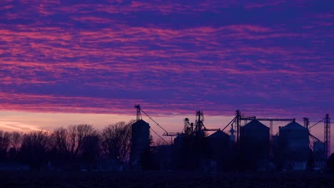 Sonnenuntergang-Hinter-Einer-Kleinen-Stadt-Im-Mittleren-Westen