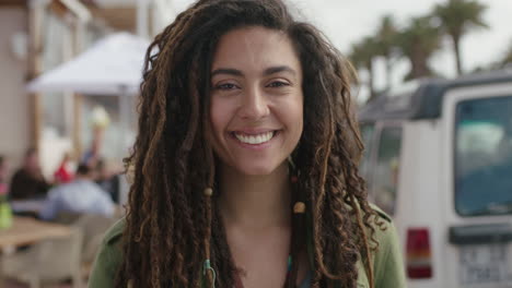 Retrato-De-Una-Hermosa-Mujer-Hispana-Sonriendo-Feliz-Y-Segura-Disfrutando-De-Un-Día-Soleado