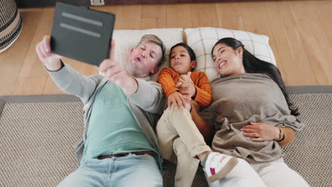 familia feliz, tableta y cara tonta para la selfie