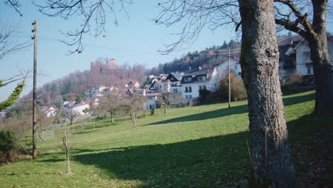 Blick-Bergauf-Auf-Ein-Bayerisches-Dorf-Am-Hang-Im-Schwarzwald-In-4k