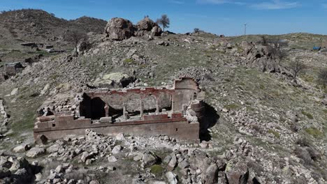 La-Vista-De-Las-Ruinas-Históricas-De-Esquí-Desde-La-Cima,-Ruinas-De-Üçkuyu