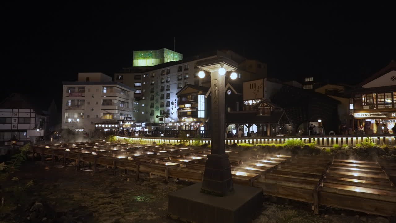 조명이 켜진 저녁 군마 쿠사츠 온천 마을의 유바타케 전망