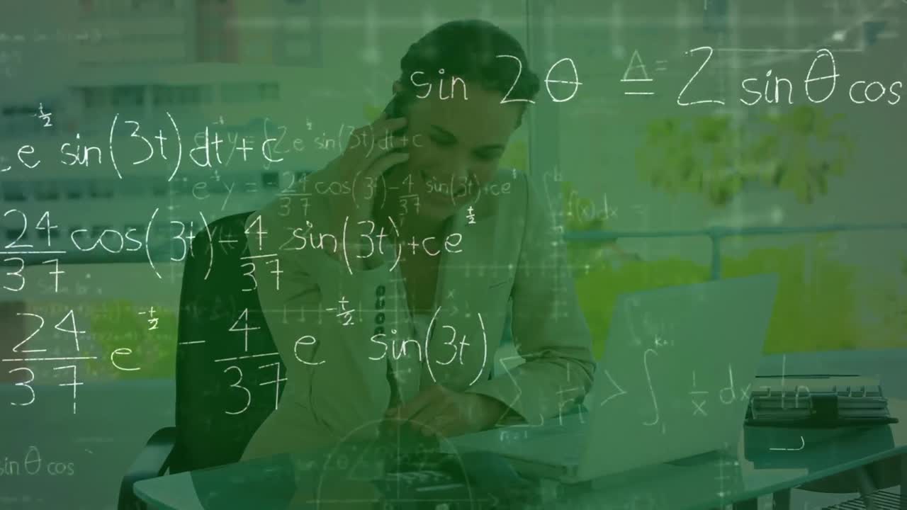 animación de fórmulas matemáticas sobre una mujer de negocios caucásica