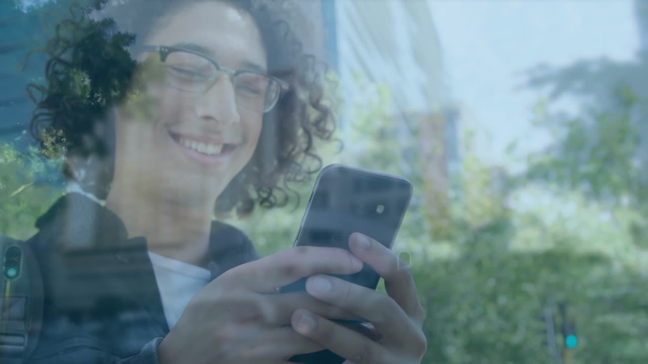 animación de un hombre usando un teléfono inteligente sobre el paisaje urbano