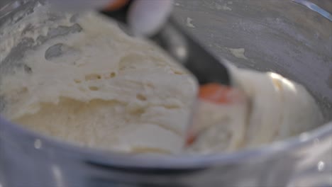 반죽을 섞는 주걱으로 손의 짐벌 샷을 닫습니다