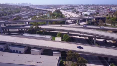 Una-Buena-Antena-Sobre-Un-Vasto-Intercambio-De-Autopistas-Cerca-De-San-Diego,-California.