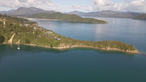 Punto-Karaka-Y-El-Hocico,-Dos-Penínsulas-A-La-Entrada-De-La-Bahía-De-Waikawa,-Nueva-Zelanda