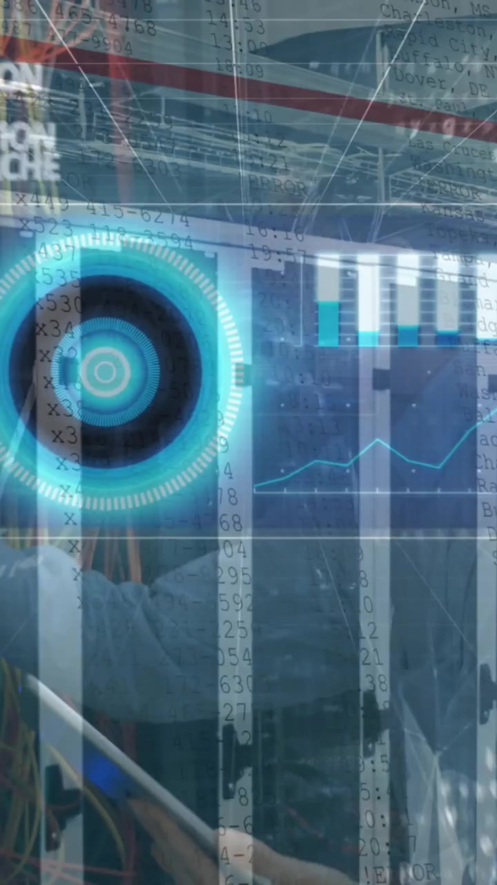 Animazione di schermo digitale con dati e persone caucasiche che controllano i cavi sui server