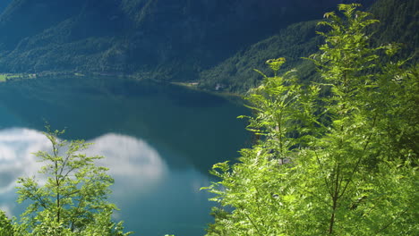 Stunning-cinematic-tracking-shot-over-Hallstatt,-Austria