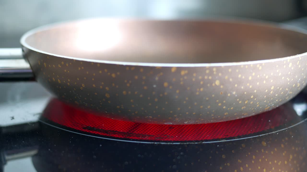 뜨거운 스토브 위 에 있는 빈 판