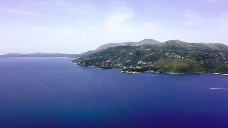 希腊科尔福岛 (corfu island) 沿海的全景,在阳光明<unk>的白天