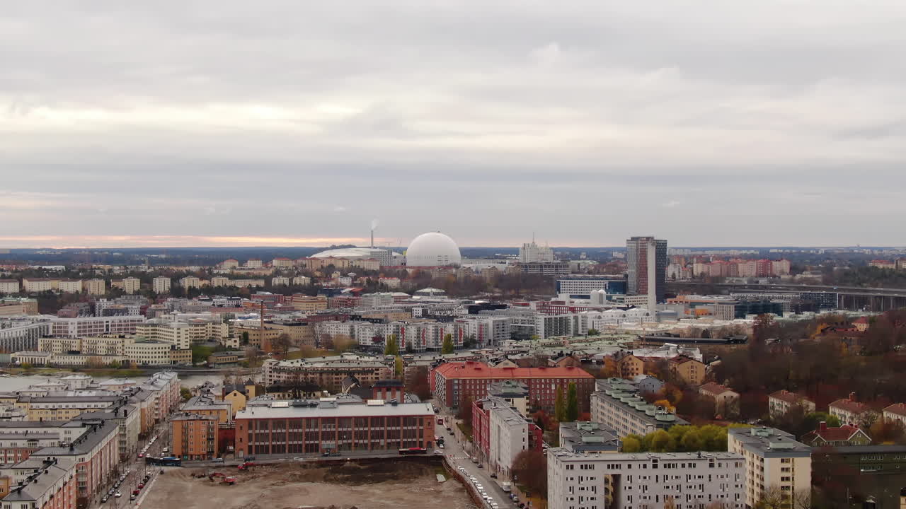 disparo de drone inclinado hacia abajo desde el cielo hasta el horizonte de estocolmo y el globo ericsson
