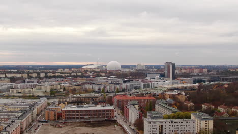 Tiro-De-Dron-Inclinado-Hacia-Abajo-Desde-El-Cielo-Hasta-El-Horizonte-De-Estocolmo-Y-El-Globo-Ericsson