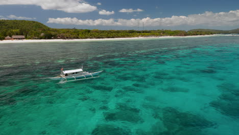 菲律賓邦格拉奧島 (panglao island, bohol) 的清<unk>藍色水域上航行的一艘船