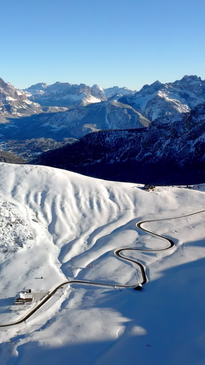 Vista aerea con drone del Passo Giau, valico alpino nelle Dolomiti, Italia. Verticale