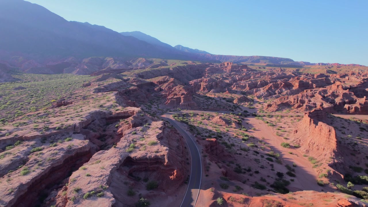 Vista aerea con drone 4K di Las Ventanas a Cafayate, Salta, Argentina. Formazioni rocciose rosse uniche con aperture naturali modellate dall'erosione nel drammatico paesaggio della Quebrada de las Conchas.