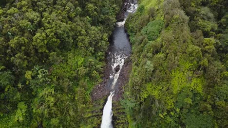 Drone-Pasando-Por-Encima-De-Las-Cataratas-Akaka-En-Hawaii