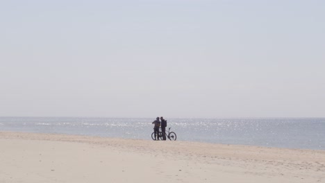 Zwei-Radfahrer-Machen-Ein-Selfie-Am-Strand