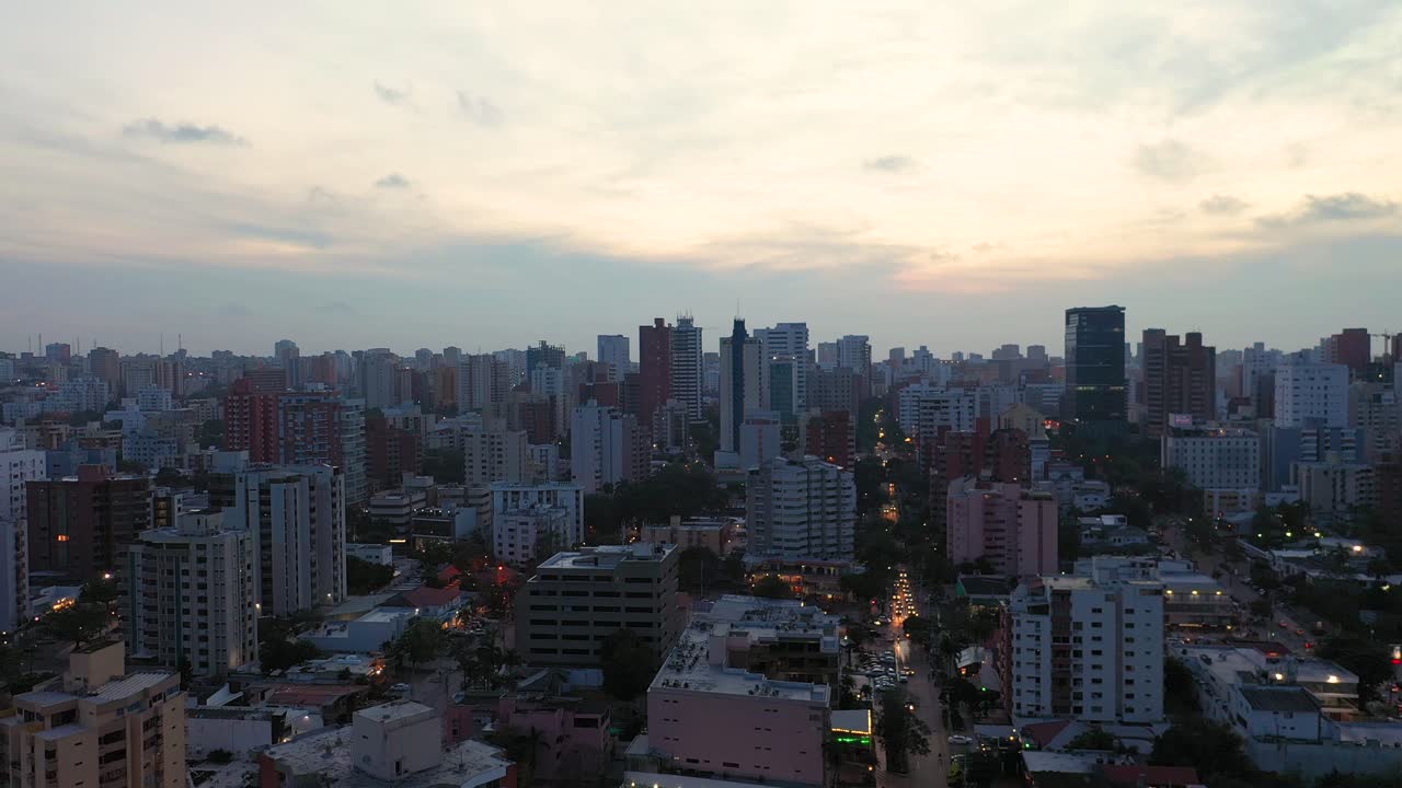 vista aérea ascendente del horizonte en barranquilla, colombia justo después del atardecer