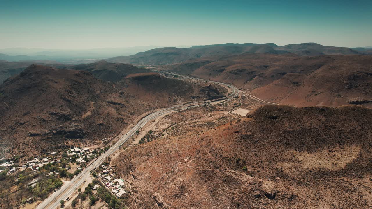 Ripresa aerea grandangolare con drone delle montagne rosse vicino a Queretaro, Messico - Sandia Mountains Albuquerque New Mexico