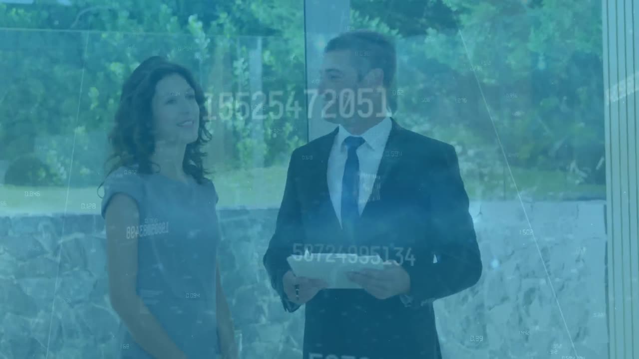 animación de números cambiantes sobre un agente inmobiliario caucásico que muestra una casa a una mujer.