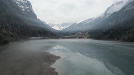 Klöntalersee-Glarus-Suiza-Magnífico-Vuelo-Sobre-La-Imagen-Del-Lago-Espejo