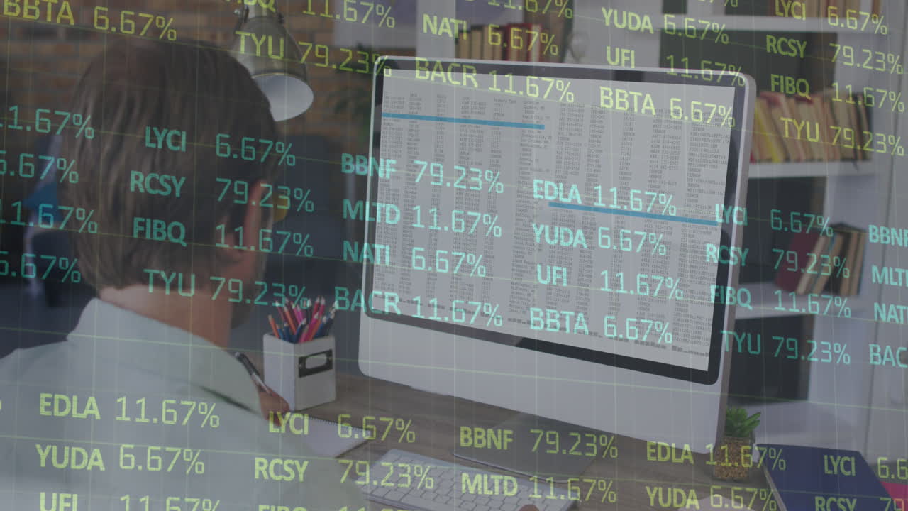 animazione di una tavola di negoziazione su una vista posteriore di un uomo caucasico che analizza i dati sul desktop in ufficio.