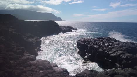 Gimbal-Dröhnt-Nach-Oben,-Aufnahme-Eines-Wirbelnden-Gezeitentümpels,-Der-Aus-Altem-Lavagestein-In-Der-Nähe-Von-Queen&#39;s-Bath-An-Der-Nordküste-Von-Kaua&#39;i,-Hawaii,-Entstanden-Ist