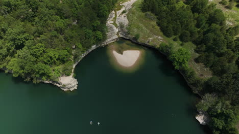 Punto-De-Vista-Del-Dron-Sobre-El-Hoyo-De-Natación-Hueco-De-Hogscald,-Hundimiento-Aéreo