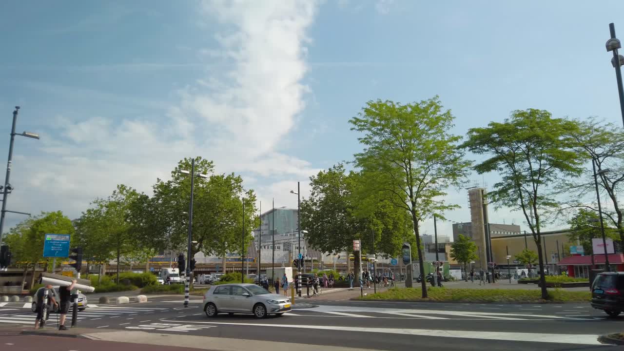 네덜란드 에 있는 에인도벤 시 의  ⁇ 비는 거리 에서 차량 과 보행자