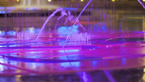 Fuente-De-4k-Con-Iluminación-De-Colores-Por-La-Noche-En-Brisbane-Southbank