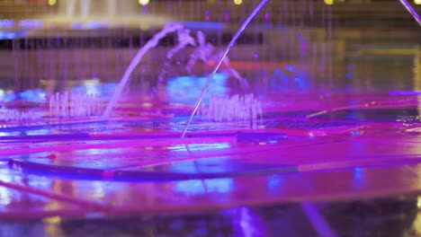fuente de 4k con iluminación en color por la noche en brisbane southbank