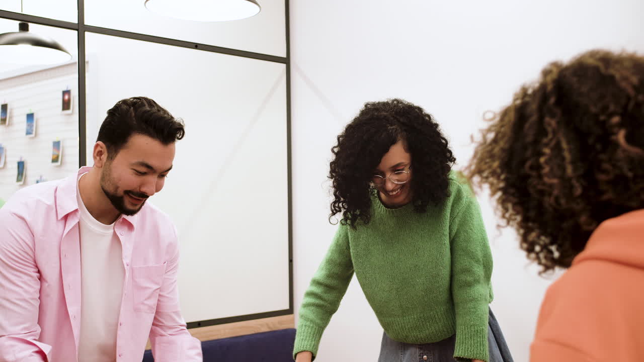 persone che giocano in casa