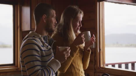 Pareja-Caucásica-Pasando-Tiempo-Juntos-En-Casa,-Bebiendo-Una-Bebida