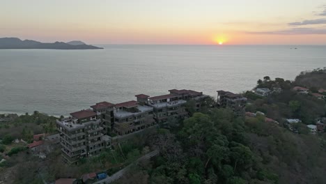 Goldener-Horizont:-Zauberhafter-Sonnenuntergang-Am-Strand