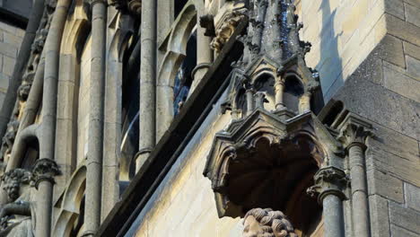 Primer-Plano-De-Las-Paredes-Exteriores-Y-La-Fachada-De-Una-Iglesia,-Mostrando-Estatuas-Y-Santos