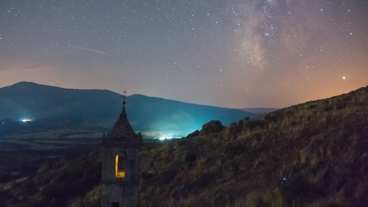 una de las últimas vías lácteas de la temporada detrás y el campanario de la torre del antiguo monasterio abandonado en avila, españa