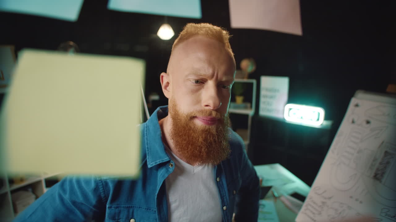 un hombre de negocios concentrado trabajando hasta tarde en la oficina, un hombre serio sonriendo en el interior.