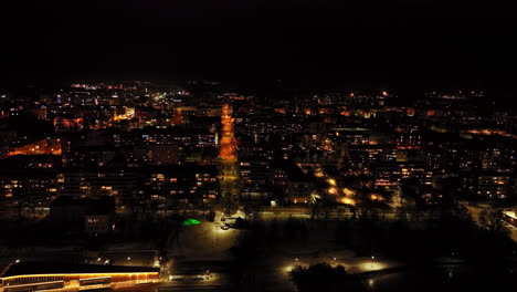 Drohne-Mit-Blick-Auf-Die-Nachts-Beleuchtete-Skyline-Der-Stadt-Vaasa,-Winterabend-In-Finnland