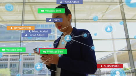 Animation-Von-Benachrichtigungsleisten,-Verbundenen-Symbolen,-Gemischtrassige-Frau,-Die-Per-Smartphone-SMS-Schreibt