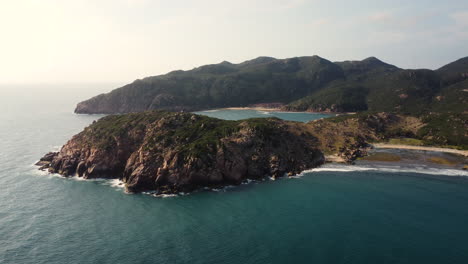 hermoso paisaje costero al norte de vinh hy en la hora dorada