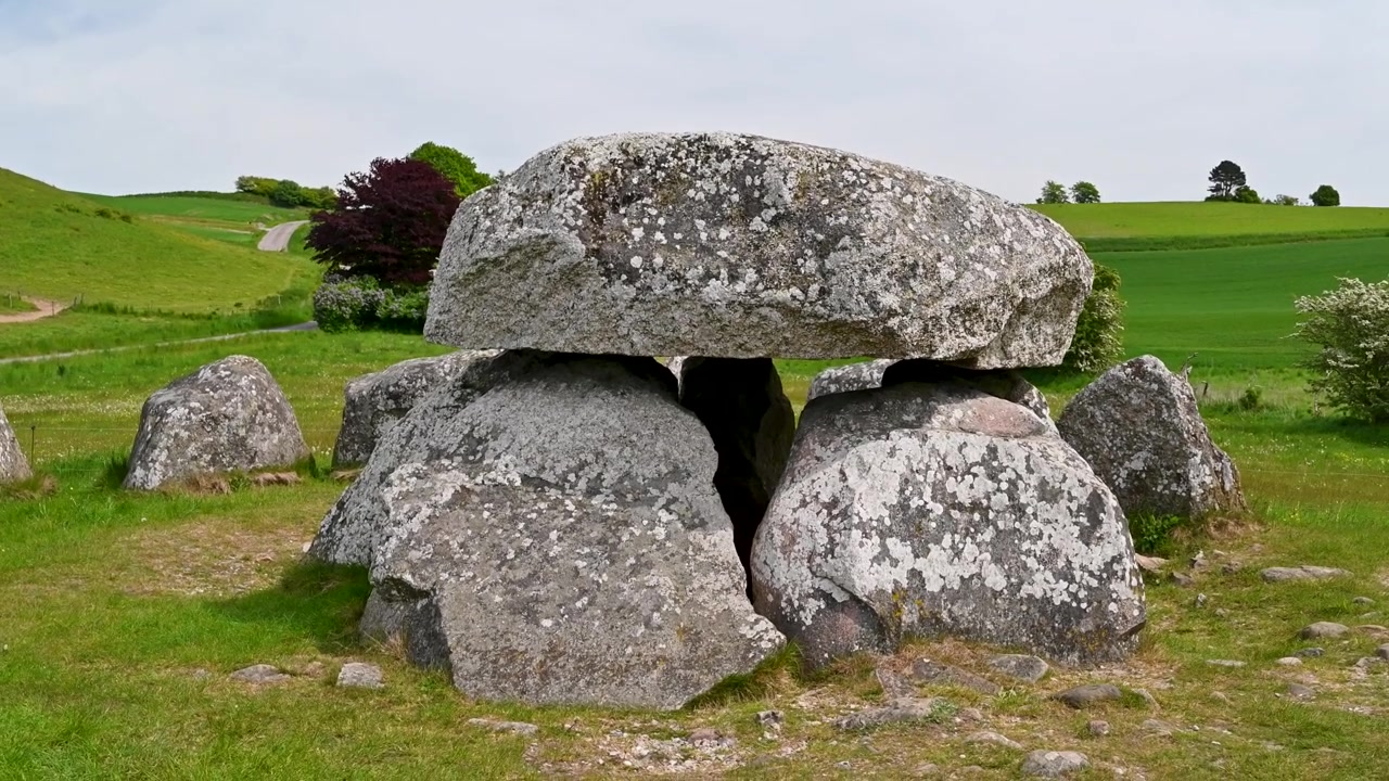Gammel steindysse gravplass omgitt av naturlandskap i Mols Bjerge nasjonalpark, Danmark