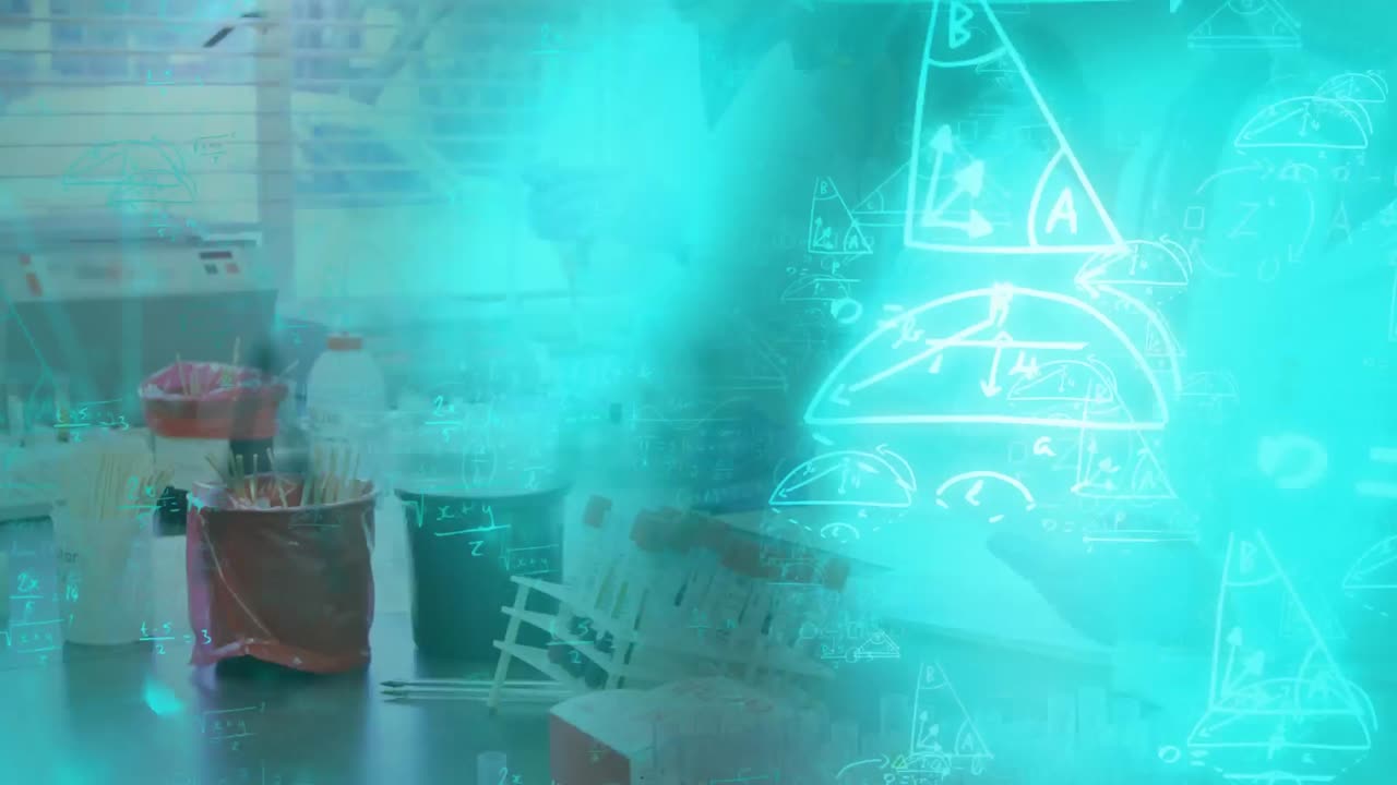 математические уравнения и диаграммы движутся против группы ученых, работающих в лаборатории
