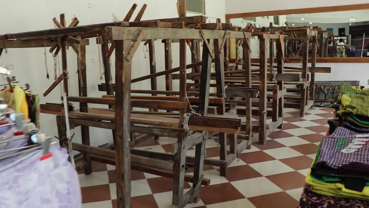 현지 가게에서 보관된 샤울 직물 수공예 목재 기계 비디오는 2023년 3월 22일에 인도 히마찰 프라데시 마날리에서 촬영되었습니다.